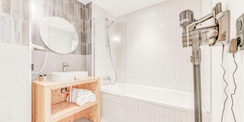 une salle de bain avec une douche, un lavabo et un miroir dans l'établissement Résidence Le Grand Bouquetin - 3 Pièces pour 6 Personnes MAE-9954, à Champagny-en-Vanoise