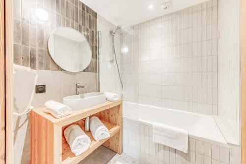 une salle de bain avec un lavabo, une baignoire et un miroir dans l'établissement Résidence Le Grand Bouquetin - 3 Pièces pour 6 Personnes MAE-9974, à Champagny-en-Vanoise
