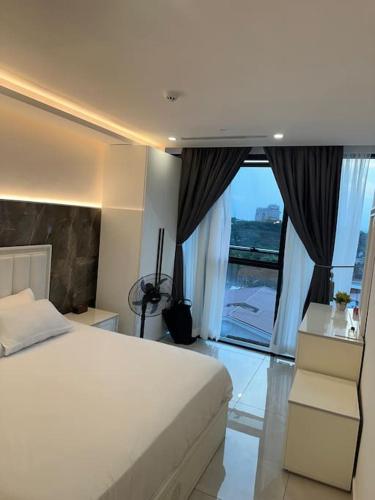 een slaapkamer met een wit bed en een groot raam bij A very beautiful one bedroom KASS TOWERS in Accra