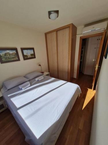 ein Schlafzimmer mit einem großen weißen Bett in einem Zimmer in der Unterkunft Great Apartment in Aravaca in Madrid