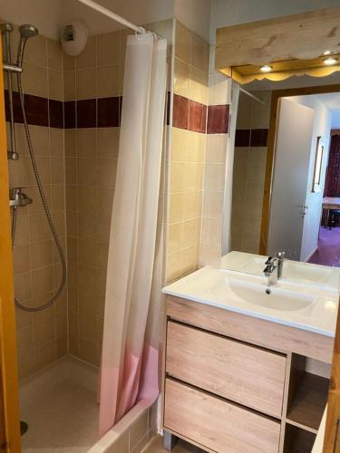 une salle de bain avec un rideau de douche et un lavabo dans l'établissement Résidence Cristallines - 3 pièces 6 personnes MAE-0054, à Orcières