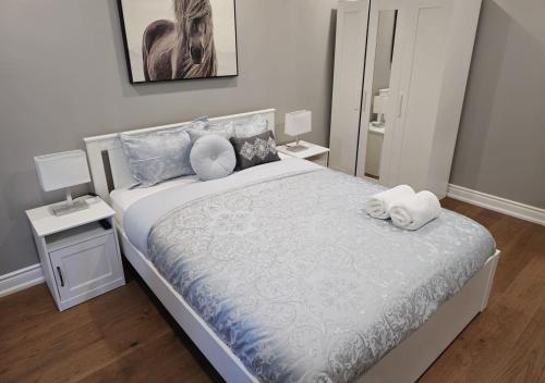 sypialnia z łóżkiem z dwoma ręcznikami w obiekcie Peoatas Place w mieście Oakville