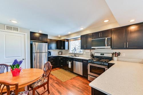 Η κουζίνα ή μικρή κουζίνα στο Flagstaff Home with Grill 3 Mi to Historic Downtown