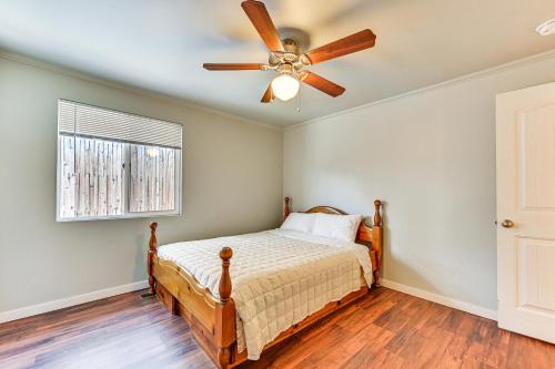 Ένα ή περισσότερα κρεβάτια σε δωμάτιο στο Flagstaff Home with Grill 3 Mi to Historic Downtown