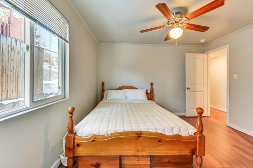 Un pat sau paturi într-o cameră la Flagstaff Home 3 Mi to Historic Downtown!