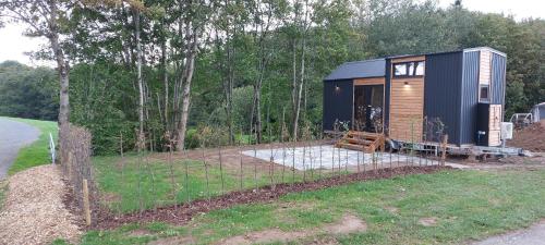 a tiny house in a yard with a fence at Unwind Cabin Heisterberg in Driedorf