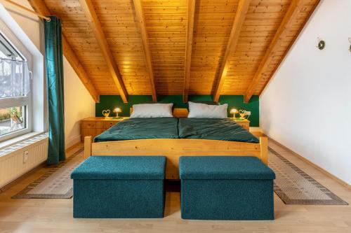 - une chambre avec un lit et un plafond en bois dans l'établissement Ferienwohnung Auf dem Hohen, à Hüfingen