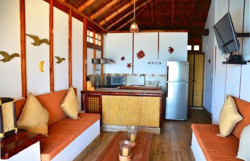 ein Wohnzimmer mit einem Sofa und einer Küche in der Unterkunft Kalua Plateritos in Plateritos