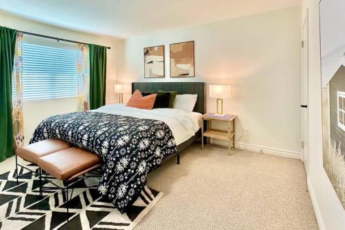 - une chambre avec un grand lit et une fenêtre dans l'établissement Up to 20% off weekly stay 3BR 2.5 miles to airport, à Ontario