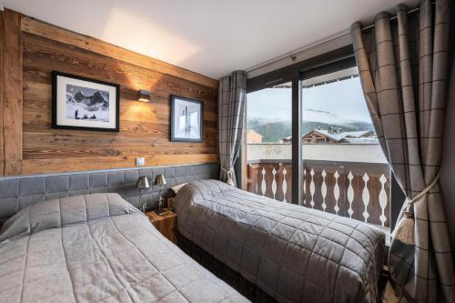 谷雪維爾的住宿－Résidence Les Cimes Blanches - 4 Pièces pour 6 Personnes 414，一间卧室设有两张床和窗户。