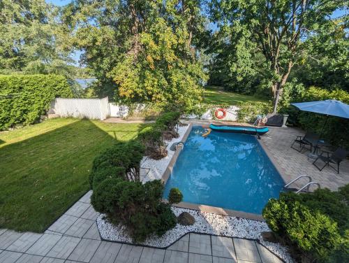 an overhead view of a swimming pool in a yard at Impeccable, modern, river view, renovated cottage in Laval