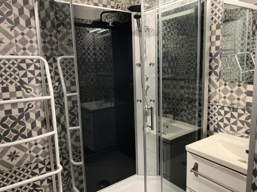 a bathroom with a shower and a sink at Résidence Royal Peyragudes Mp - T2/6pers -ROYAL 31B- Peyresourde MAE-2954 in Germ