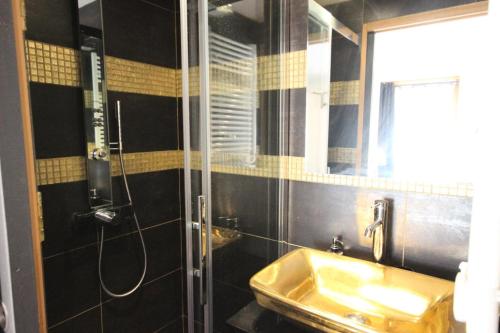y baño con lavabo y ducha. en Chalet Des Domaines De La Vanoise - Pièces 134 en Peisey-Nancroix