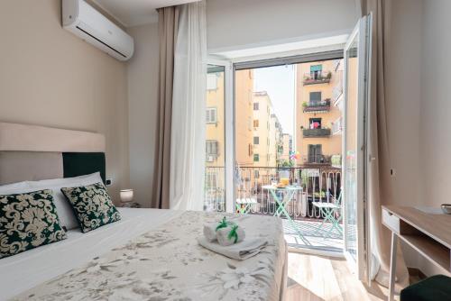 ナポリにあるMarGab Guest Houseの白いベッドルーム(ベッド1台、バルコニー付)