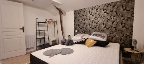 een slaapkamer met een bed met hoeden erop bij L'Ethnic Chic Wifi, Netflix, Disney, Coeur de Bastide in Villefranche-de-Rouergue