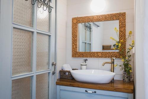 een badkamer met een wastafel en een spiegel bij חלון לגלבוע צימר בוטיק בעמק המעיינות in Bet Alfa