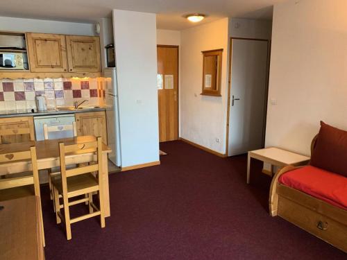 un salon avec un canapé et une table et une cuisine dans l'établissement Résidence Cristallines - 2 pièces 4 personnes MAE-4444, à Orcières