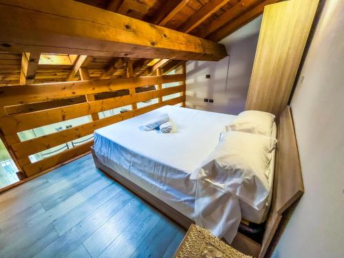 Bett in einem Zimmer mit Holzdecke in der Unterkunft House Brennero 29 in Carpi