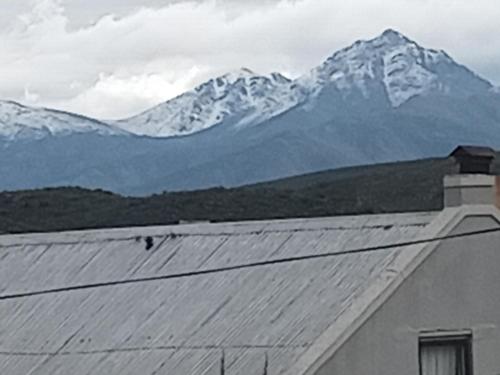 vista su una montagna innevata da un tetto di Karoo Cottage Comfort in Uniondale a Uniondale
