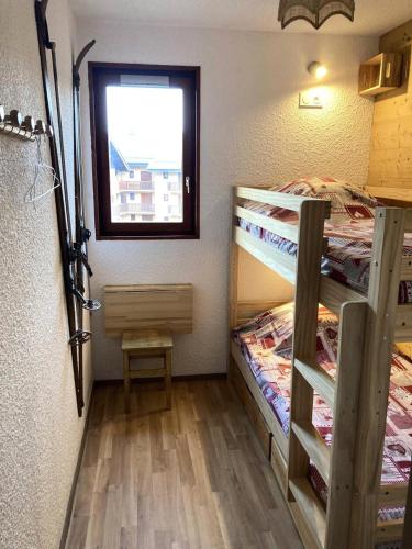 une chambre avec deux lits superposés et une fenêtre dans l'établissement Résidence Betelgeuse - 2 pièces 4 personnes 2 exposé ouest MAE-9414, à Valloire