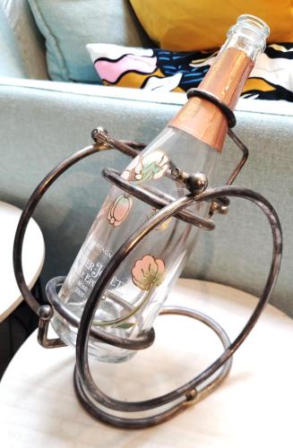 a wine glass holder with a bottle in it at Gite Urbain - Nabu in Magenta