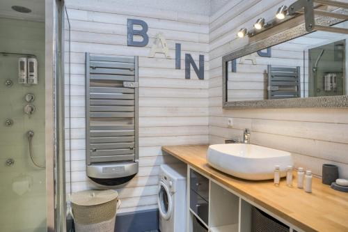 een badkamer met een wastafel en een spiegel bij Résidence Le Coeur Du Mont Blanc - 3 Pièces pour 6 Personnes 164 in Saint-Gervais-les-Bains