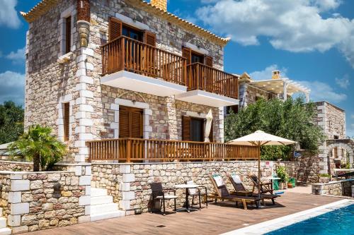 科羅尼的住宿－LIOKRINA country living villas & suites，一座带游泳池和房子的别墅