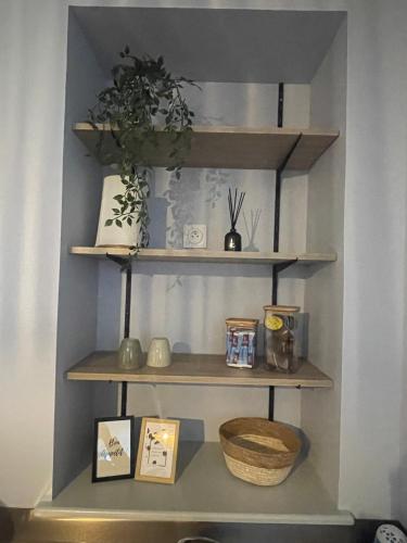 une étagère dans une pièce avec quelques articles dans l'établissement Le petit sanvignard, à Sanvignes-les-Mines