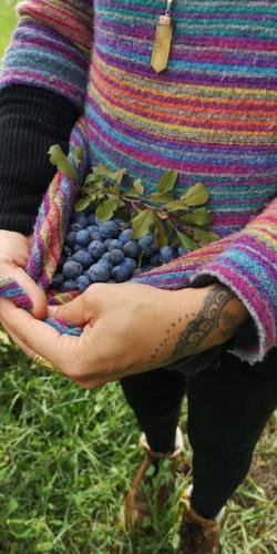a woman holding a bunch of grapes in her hands at Casa Artemisia lungo il fiume con giardino privato in Marcaria