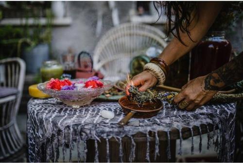 a woman preparing food in a bowl on a table at Casa Artemisia lungo il fiume con giardino privato in Marcaria
