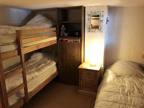 une chambre avec deux lits superposés et une lampe dans l'établissement Résidence Edelweiss - Edelweiss B3 MAE-0844, à Megève