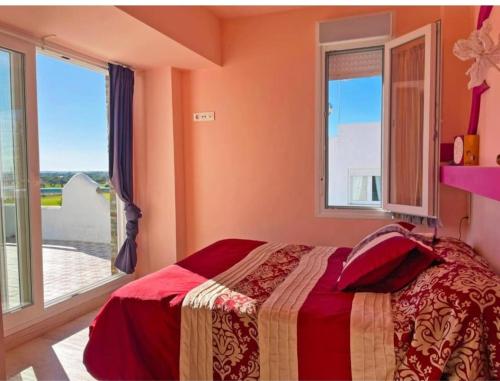 プエルト・レアルにあるVilla Nostraのベッドと大きな窓のある寝室