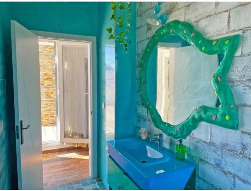 プエルト・レアルにあるVilla Nostraのバスルーム(青いシンク、鏡付)