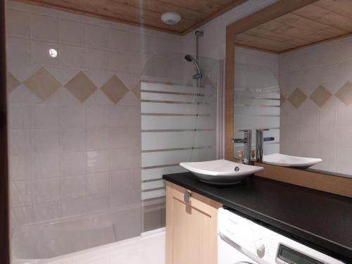 une salle de bain avec deux lavabos et une douche dans l'établissement Résidence L'iseran - Charmant appartement de 4 pièces dans une résidence proche des pistes dans le quartier du Chantel. MAE-3184, à Arc 1800