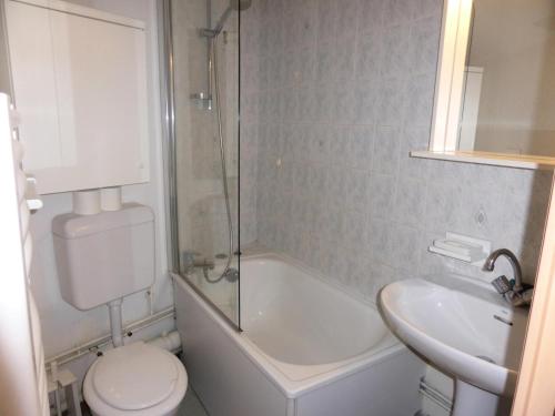 une salle de bain avec toilettes, lavabo et douche dans l'établissement Résidence L'enclave - Enclave I652 MAE-3414, aux Contamines-Montjoie