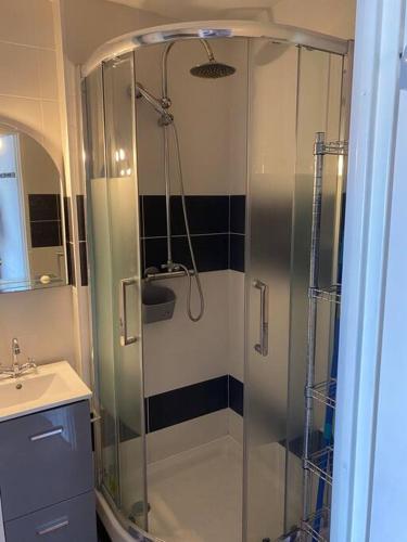 une salle de bain avec douche et lavabo dans l'établissement Résidence Les Capitelles - Studio vue sur Mer, à Saint-Cyprien
