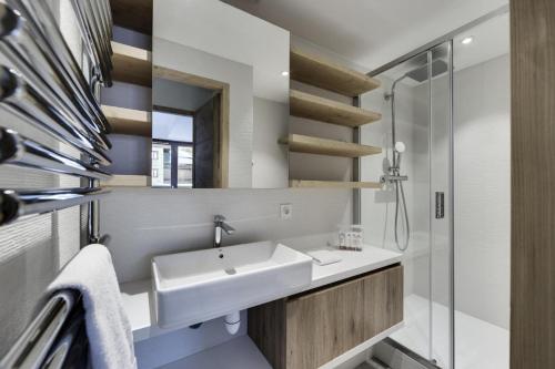 a bathroom with a sink and a shower at Résidence Les Alpages - 3 Pièces pour 8 Personnes 984 in La Rosière