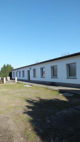 een wit gebouw met veel ramen bij Ferienpark Buntspecht Apartment 1 in Pruchten