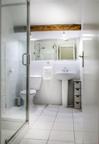 La salle de bains est pourvue d'un lavabo et de toilettes. dans l'établissement L'Arc de Charme, à Cussay