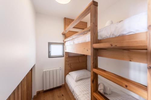 瓦托倫斯的住宿－Résidence OrsiÈre - 2 Pièces pour 4 Personnes 074，一间卧室配有两张双层床。