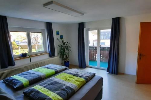 Postel nebo postele na pokoji v ubytování Ferienwohnung in Weyregg am Attersee