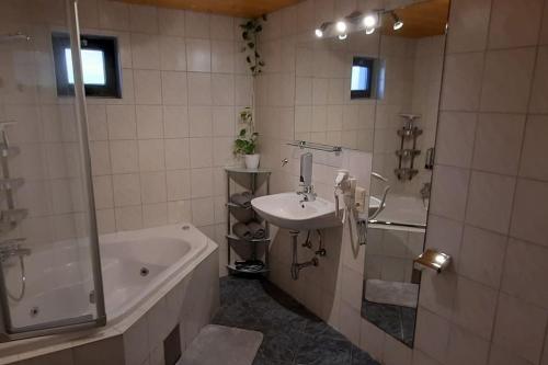 Koupelna v ubytování Ferienwohnung in Weyregg am Attersee