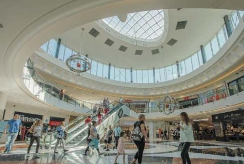 Un groupe de personnes marchant dans un centre commercial dans l'établissement Chez vous à Evry, Évry-Courcouronnes