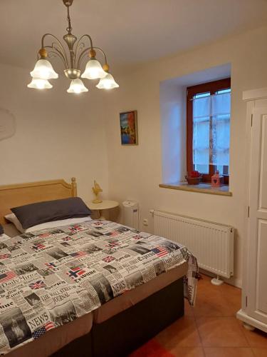 ein Schlafzimmer mit einem Bett und einem Fenster in der Unterkunft Pension Hayna Zi. 1 und Zi. 2 in Schkeuditz