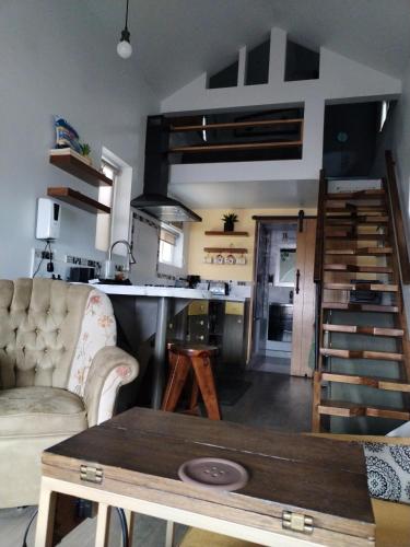 a living room with a couch and a table and a kitchen at Casa de Lola in Ensenada