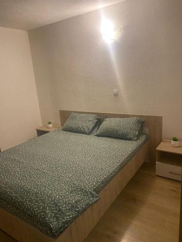 ein Schlafzimmer mit einem Bett mit zwei Kissen darauf in der Unterkunft Bosna Hersek Tarihinde Eşsiz Bir Deneyim in Sarajevo