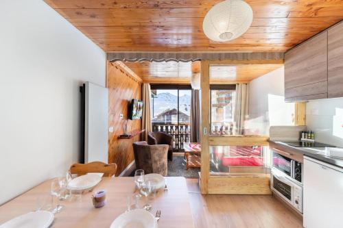 - une cuisine avec une table et des verres à vin dans l'établissement Résidence Le Serac - Studio pour 4 Personnes 294, à Val Thorens