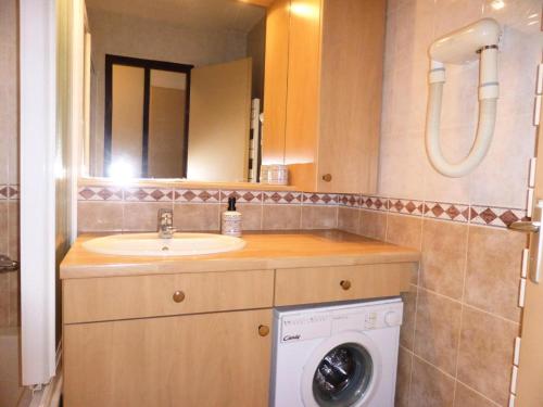 une salle de bain avec un lavabo et une machine à laver dans l'établissement Résidence Bel'aval - Bel Aval 195 MAE-6364, aux Contamines-Montjoie
