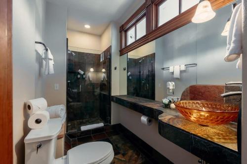 Ванная комната в The Matriarch Heritage House- Downtown Ashland