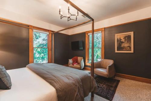 Кровать или кровати в номере The Matriarch Heritage House- Downtown Ashland